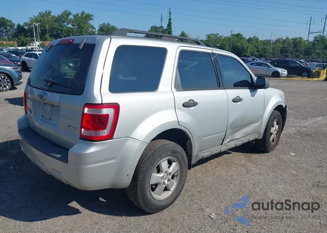 2009 Ford Escape Xlt z USA, uszkodzony, nr VIN 1FMCU93789KB40373